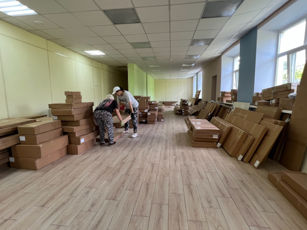 В библиотеку поступает новая мебель