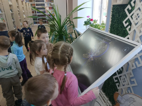 Самые юные друзья в библиотеке