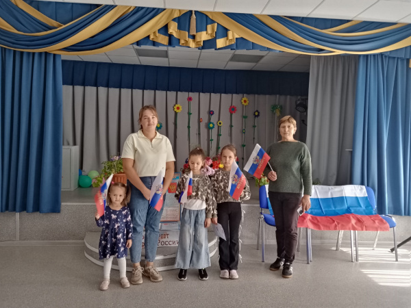 Познавательная программа «Гордо реет флаг России»