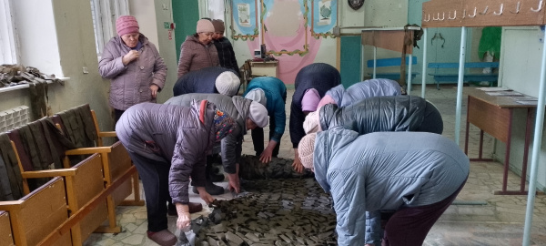 Плетение маскировочных сетей в Именевской сельской библиотеке