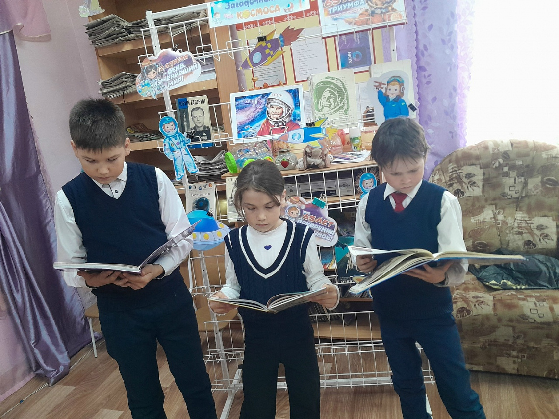 Книжно- иллюстративная выставка «Загадочный мир космоса»