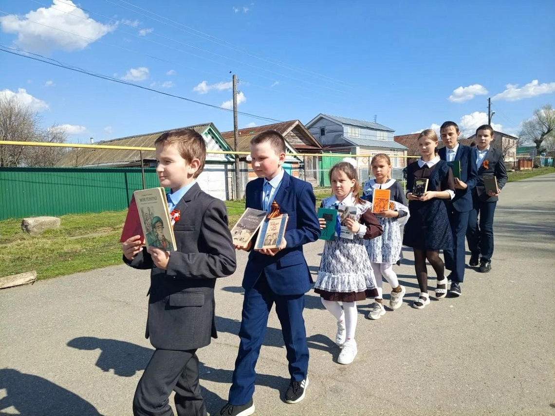 Бессмертный книжный полк в Алманчинской сельской библиотеке