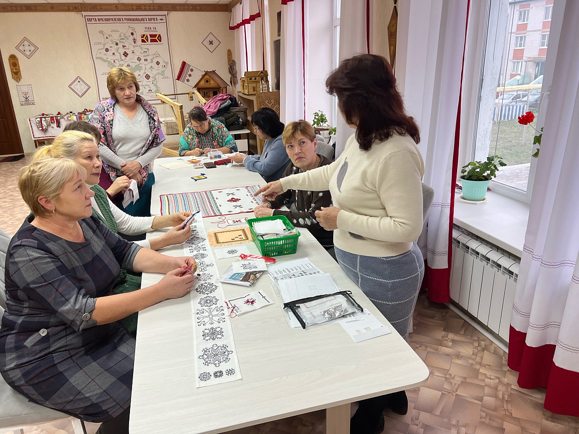 Занятие по чувашской вышивке в Красноармейской центральной библиотеке Занятие по чувашской вышивке в Красноармейской центральной библиотеке
