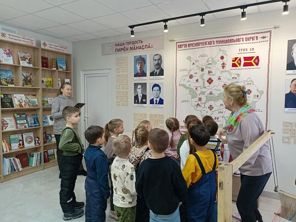 Воспитанники детского сада "Сеспель" на экскурсии в библиотеке