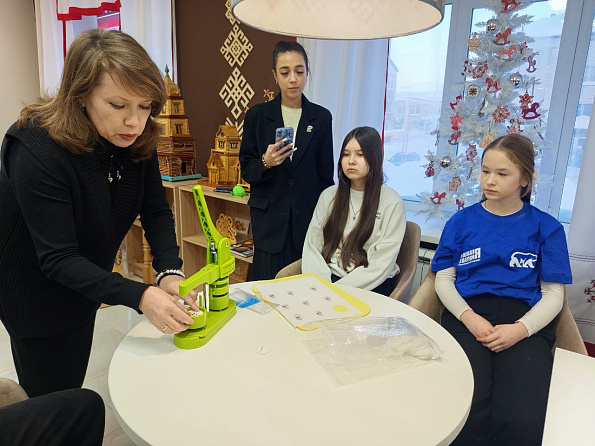 Мастер-класс с юными волонтерами