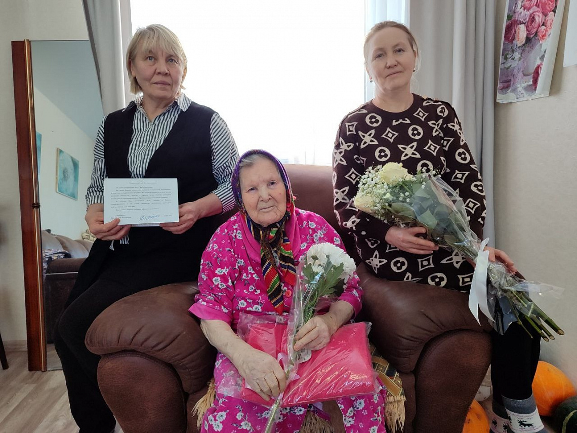 Работники центральной библиотеки сердечно поздравили первого директора централизованной библиотечной системы с 98-летием со дня рождения!