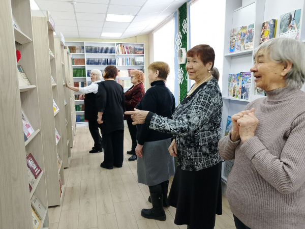 Экскурсия по библиотеке с пенсионерами