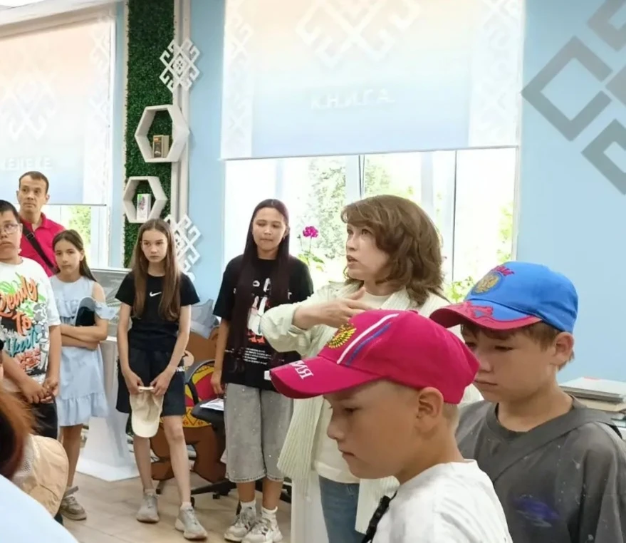 Воспитанники летних пришкольных лагерей МБОУ «Исаковская ООШ», МБОУ «Траковская СОШ» на экскурсии в Красноармейской центральной библиотеке