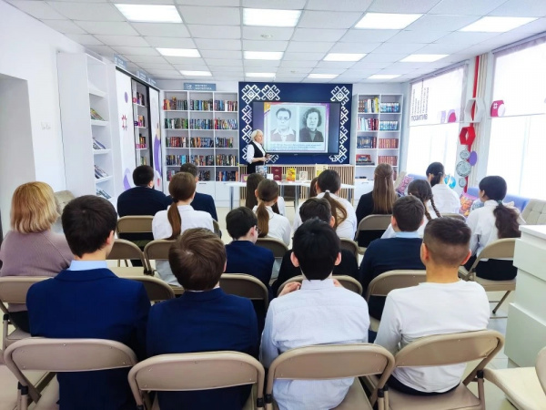 Урок краеведения «Халăхăмăр художникĕ – Элли Юрьев» в Красноармейской центральной библиотеке