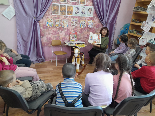 Час громкого чтения «Любимые стихи вслух»