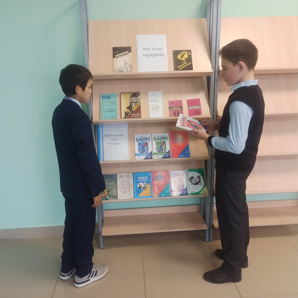 Выставка-предупреждение «Имя беды - наркотик» в Алманчинской сельской библиотеке