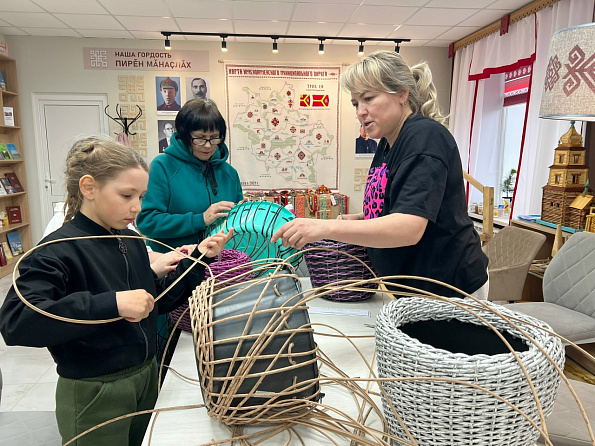 Закрываем сезон мастер-классов по плетению из ротанга в Творческой мастерской Трак ен!