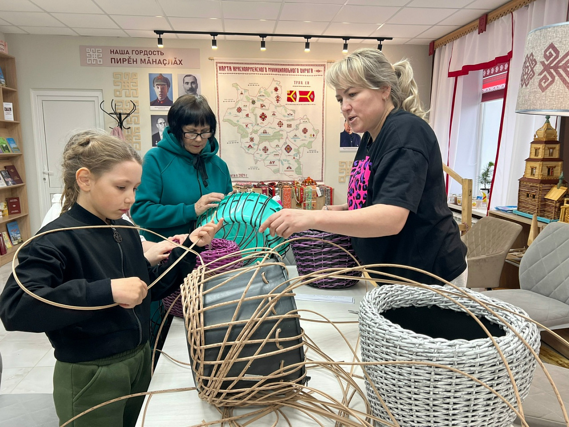 Закрываем сезон мастер-классов по плетению из ротанга в Творческой мастерской Трак ен!