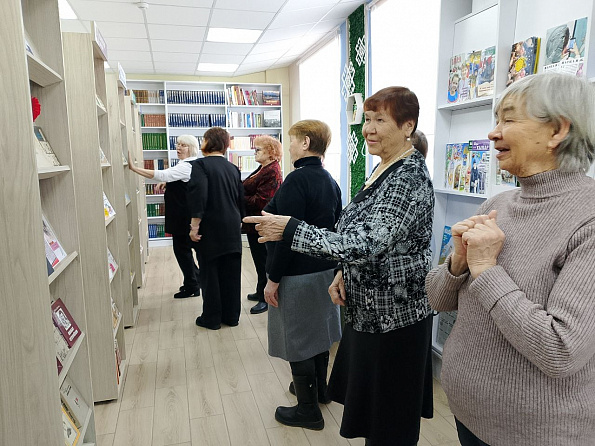 Экскурсия по библиотеке с пенсионерами