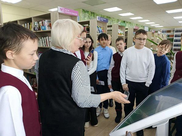 Экскурсия - обзор книжной выставки «Добрый мир любимых книг», посвященной ко Всемирному дню писателя.