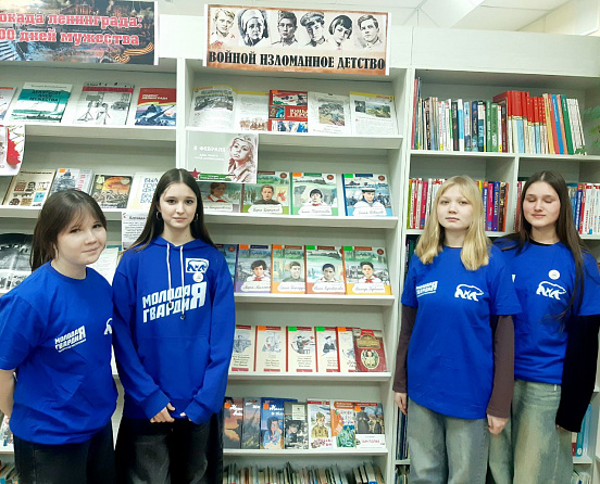 Обзор у выставки в честь юных героев Великой Отечественной войны.