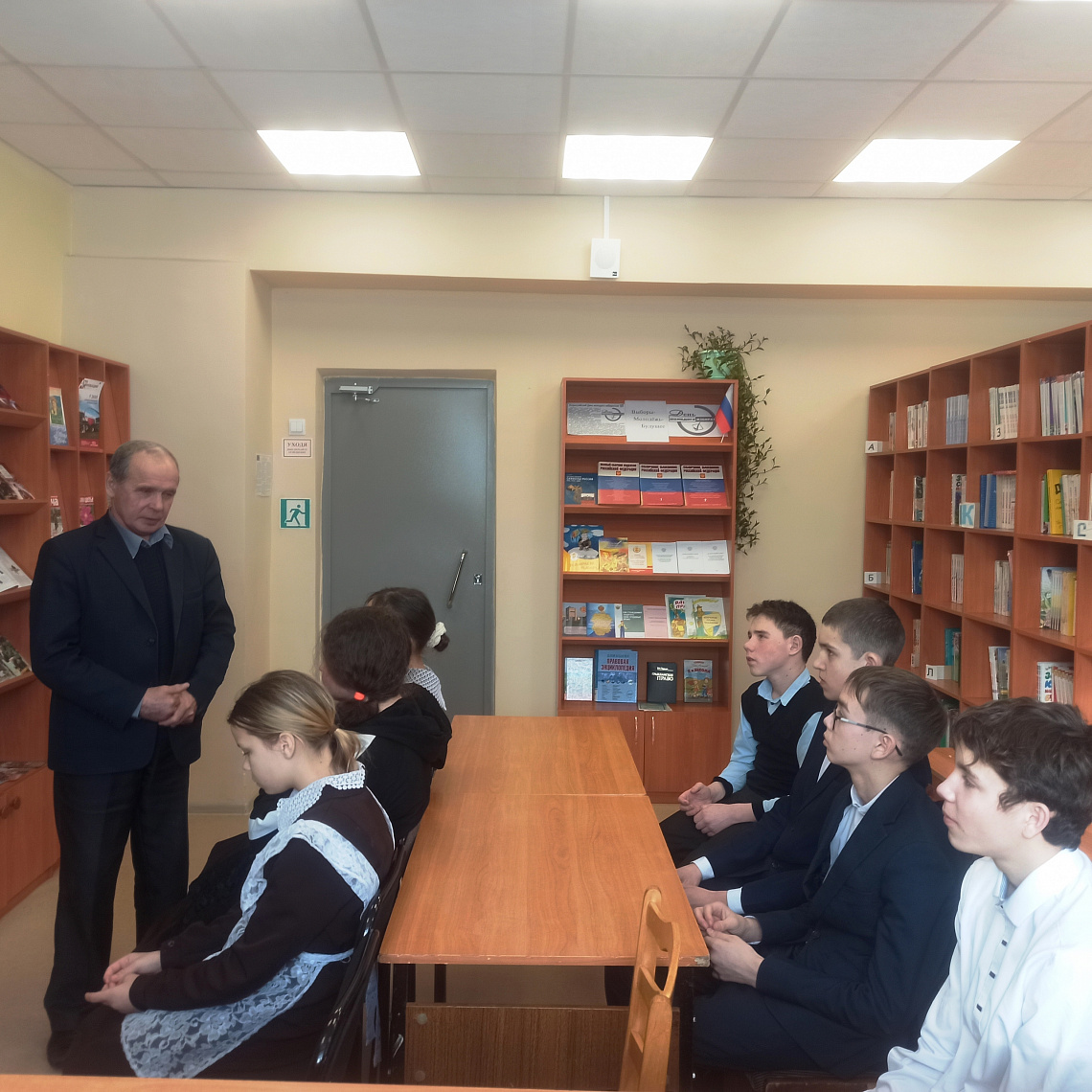 Информационно-правовой час «Сегодня ты школьник, а завтра - избиратель» в Алманчинской сельской библиотеке, посвящённый Дню молодого избирателя.