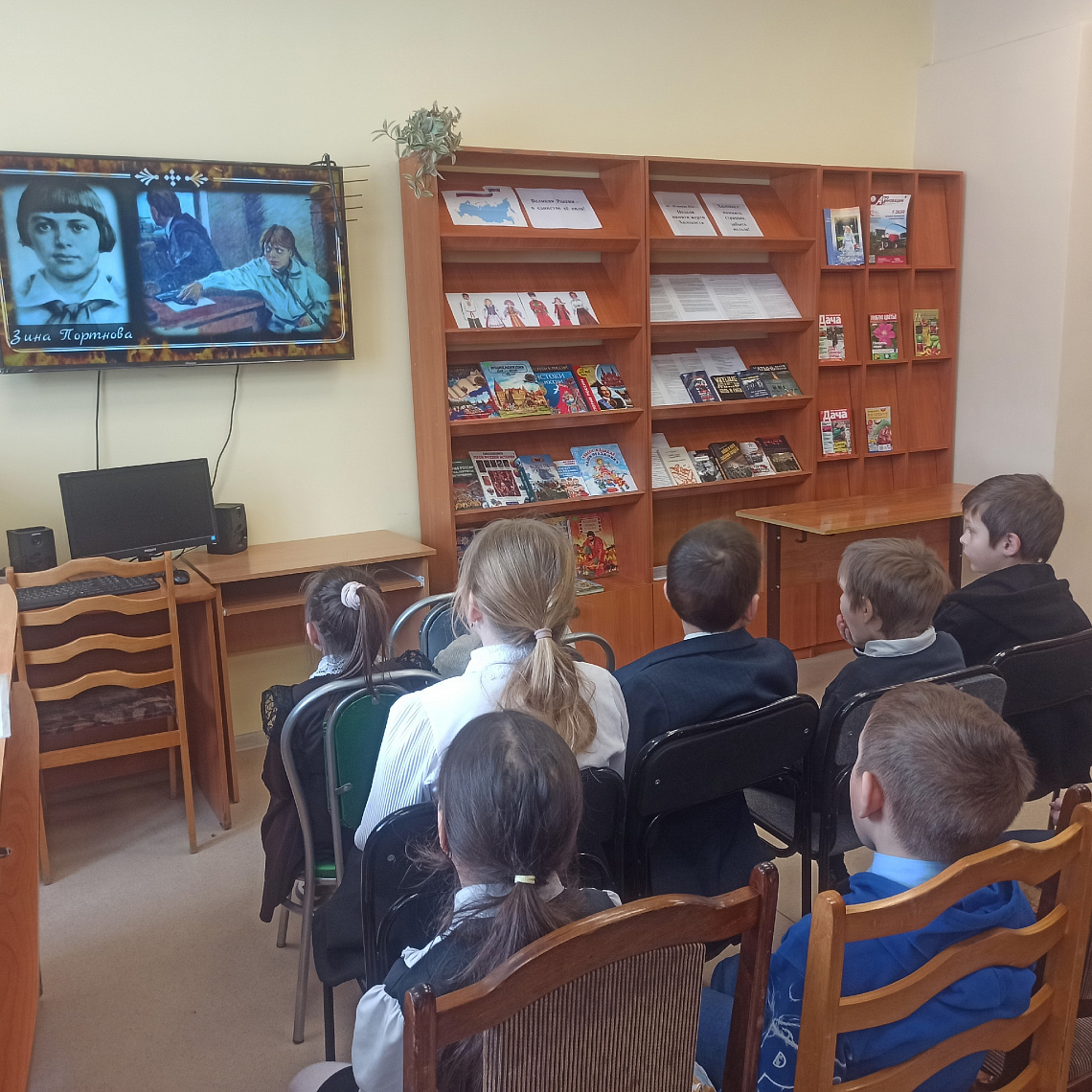 Патриотический час «Зина Портнова: Подвиг ценою в жизнь» в Алманчинской сельской библиотеке, посвящённый 100 - летию со дня рождения пионера-героя.