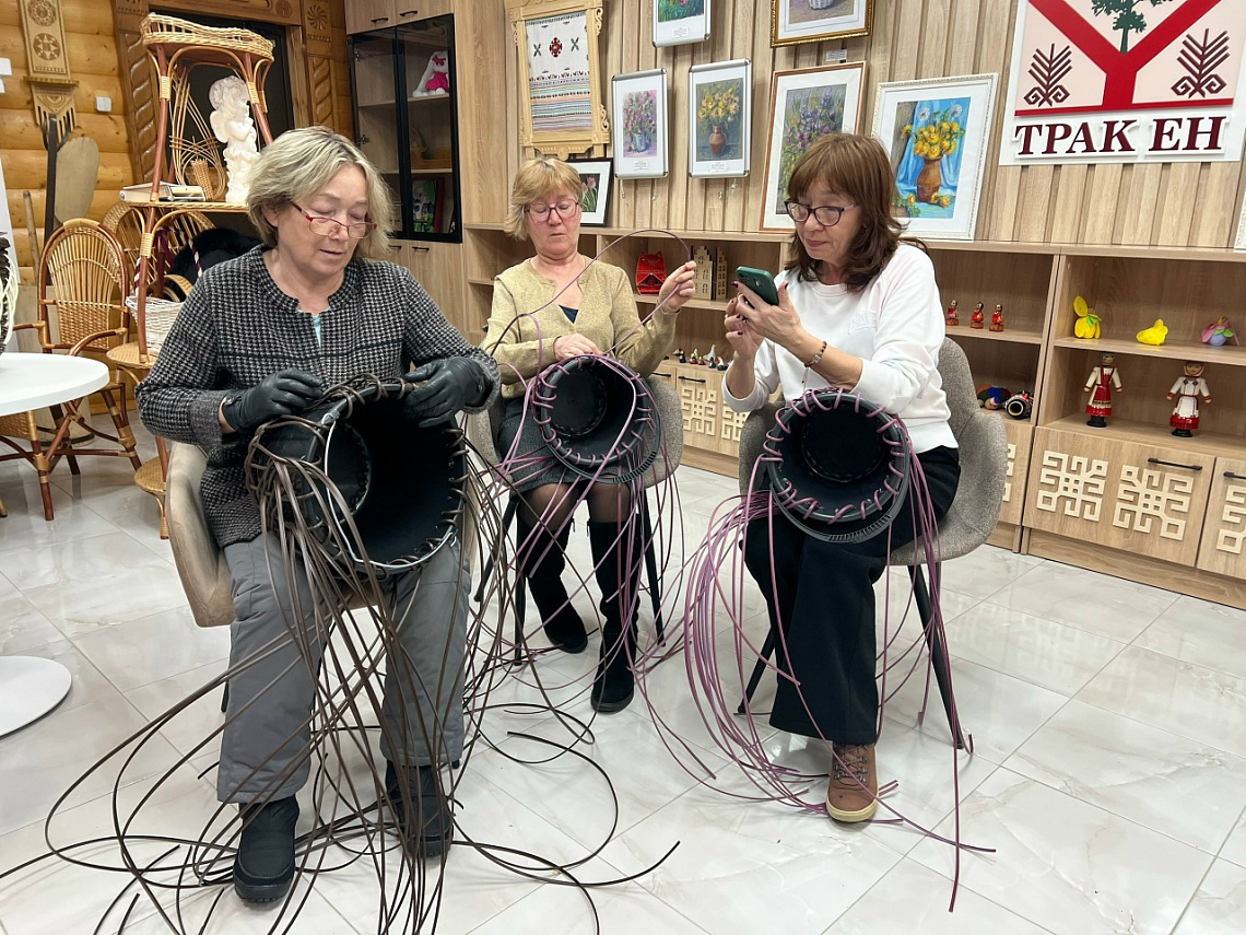 Очередной мастер-класс по изготовлению корзин из искусственного ротанга