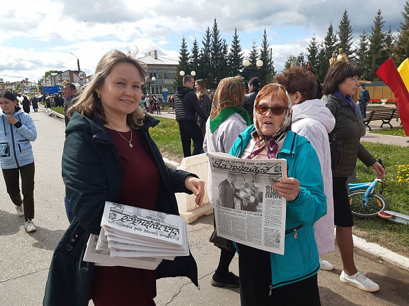 Акция по раздаче местной газеты  во время митинга