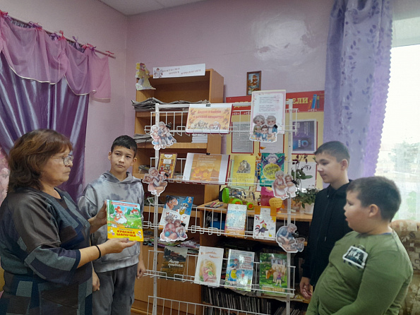 Беседа у книжной выставки «Бабушки и дедушки в детской литературе»