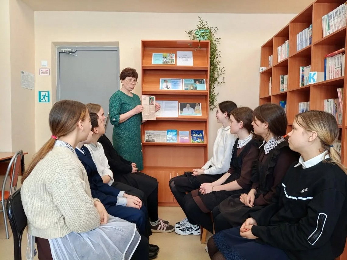 Выставка - портрет «Его величество – актёр» в Алманчинской сельской библиотеке в рамках Международного дня театра.