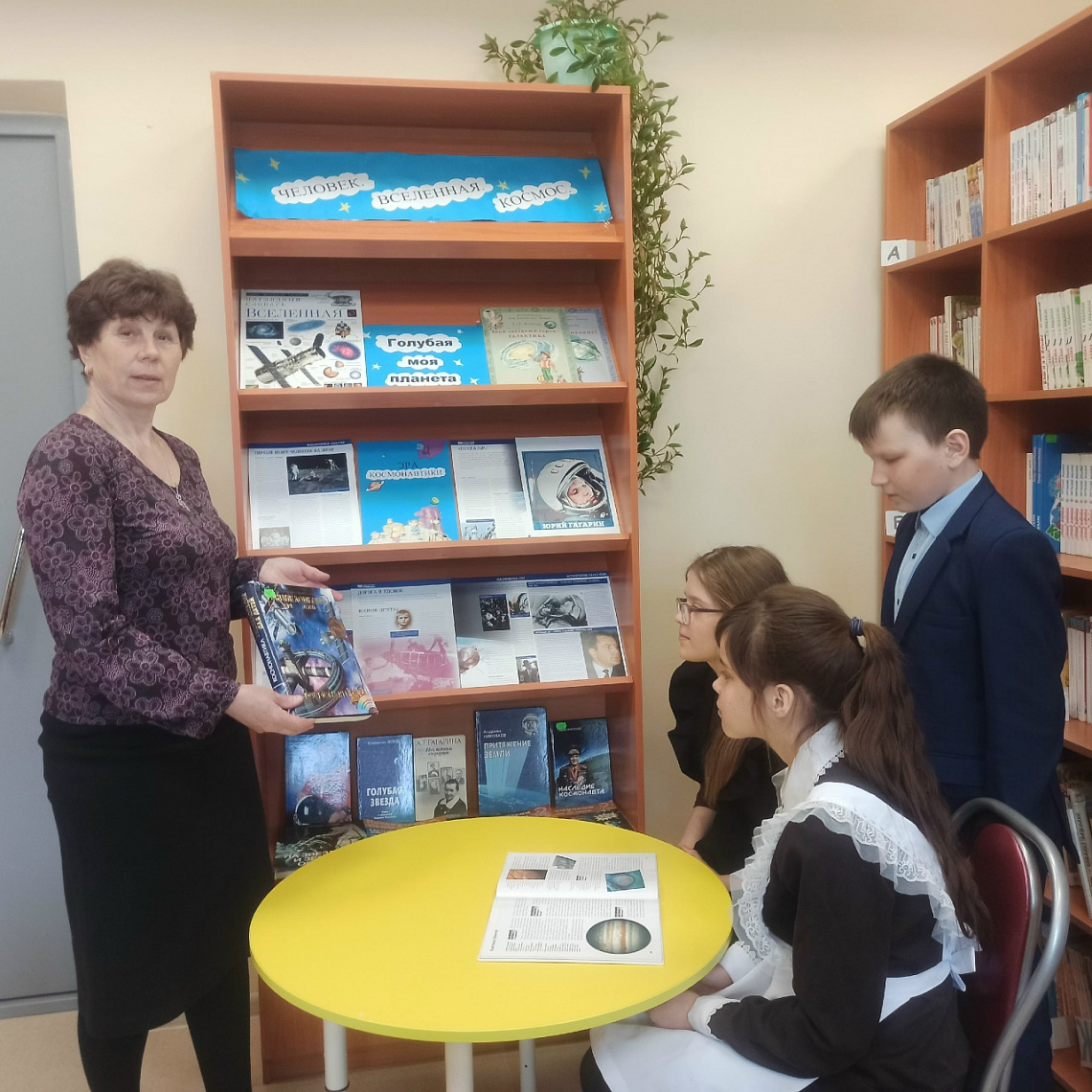 Познавательный час «Этот загадочный мир космоса» в Алманчинской сельской библиотеке.